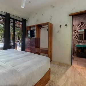 Trece Lunas Apartahotel